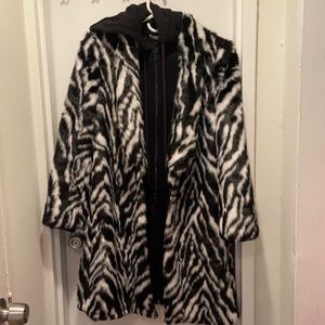 Faux fur Alice + Olivia Kylie Coat Black and white